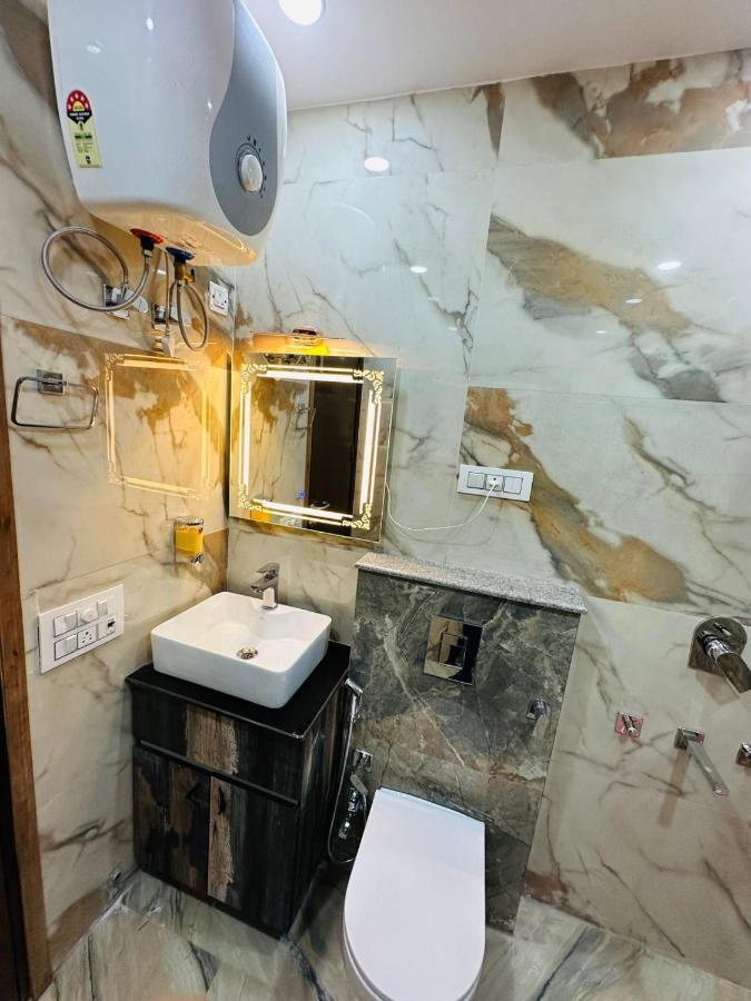 Hotel Samrat Residency 10 Mints Walking Distance Nizamuddin Railway Station New Delhi Ngoại thất bức ảnh