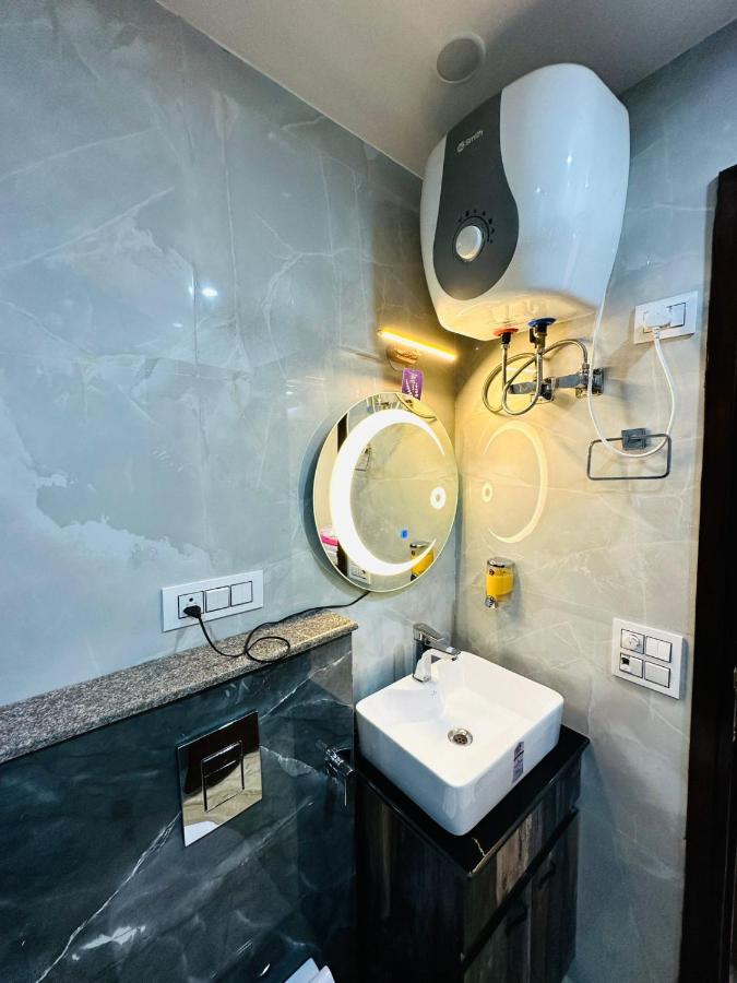 Hotel Samrat Residency 10 Mints Walking Distance Nizamuddin Railway Station New Delhi Ngoại thất bức ảnh