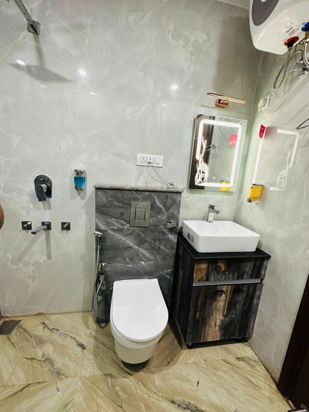 Hotel Samrat Residency 10 Mints Walking Distance Nizamuddin Railway Station New Delhi Ngoại thất bức ảnh