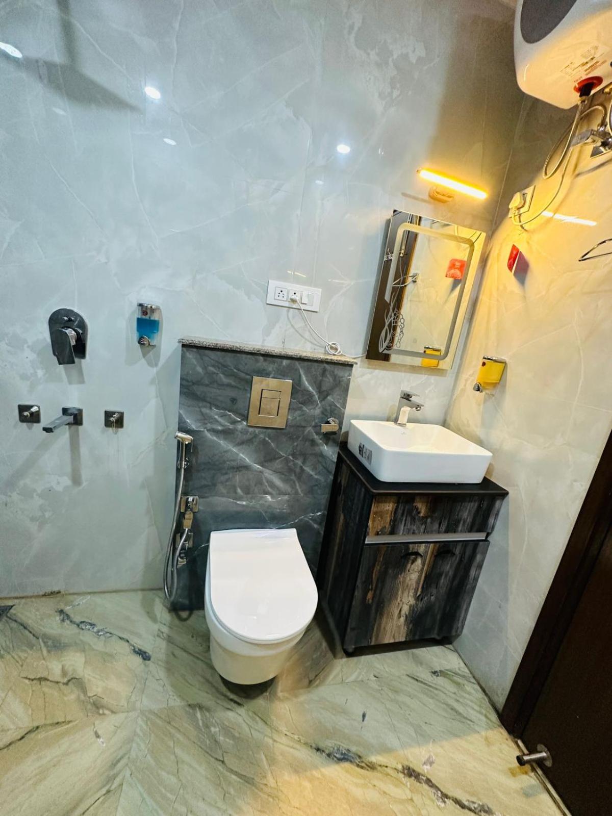 Hotel Samrat Residency 10 Mints Walking Distance Nizamuddin Railway Station New Delhi Ngoại thất bức ảnh