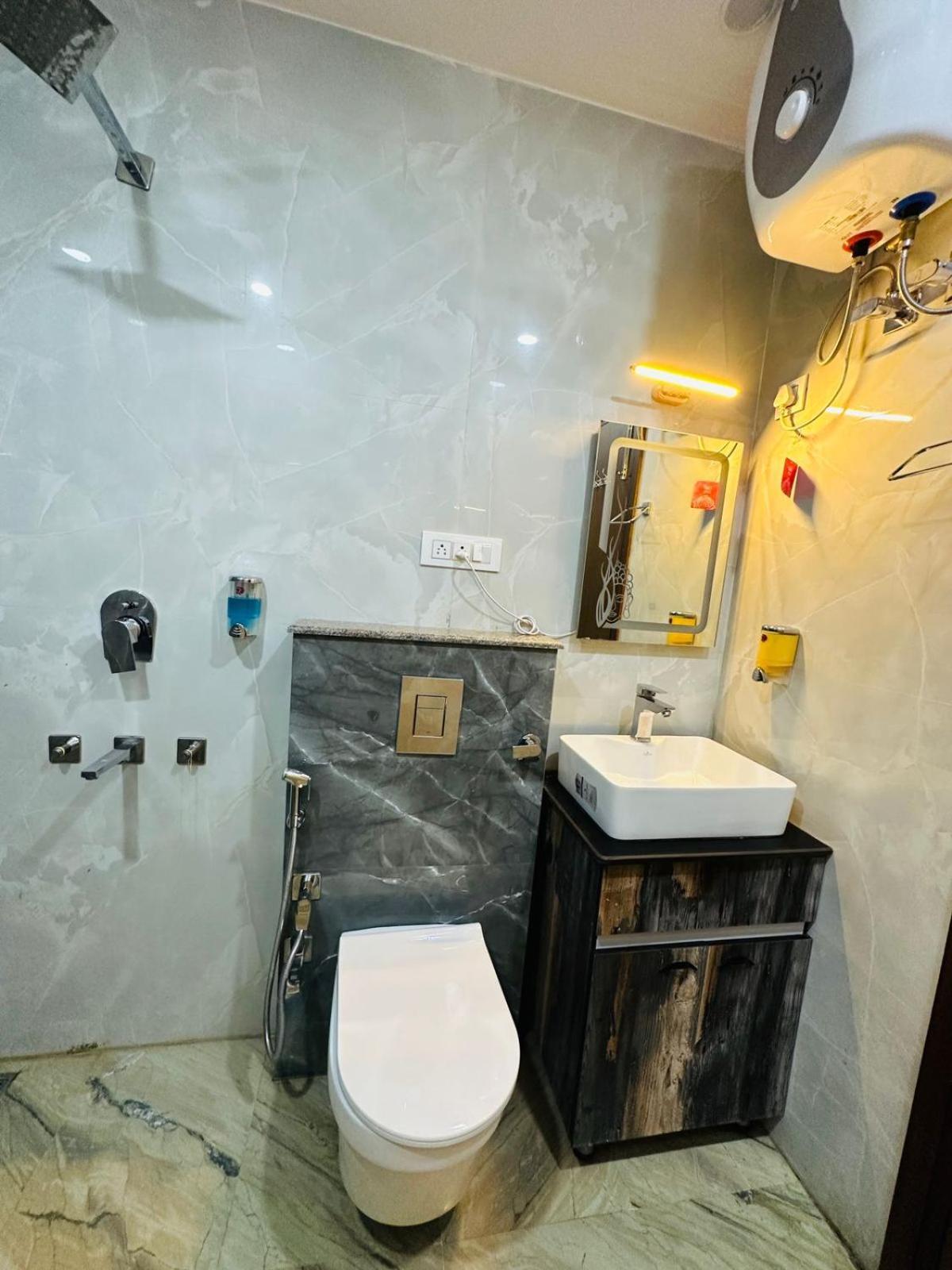 Hotel Samrat Residency 10 Mints Walking Distance Nizamuddin Railway Station New Delhi Ngoại thất bức ảnh