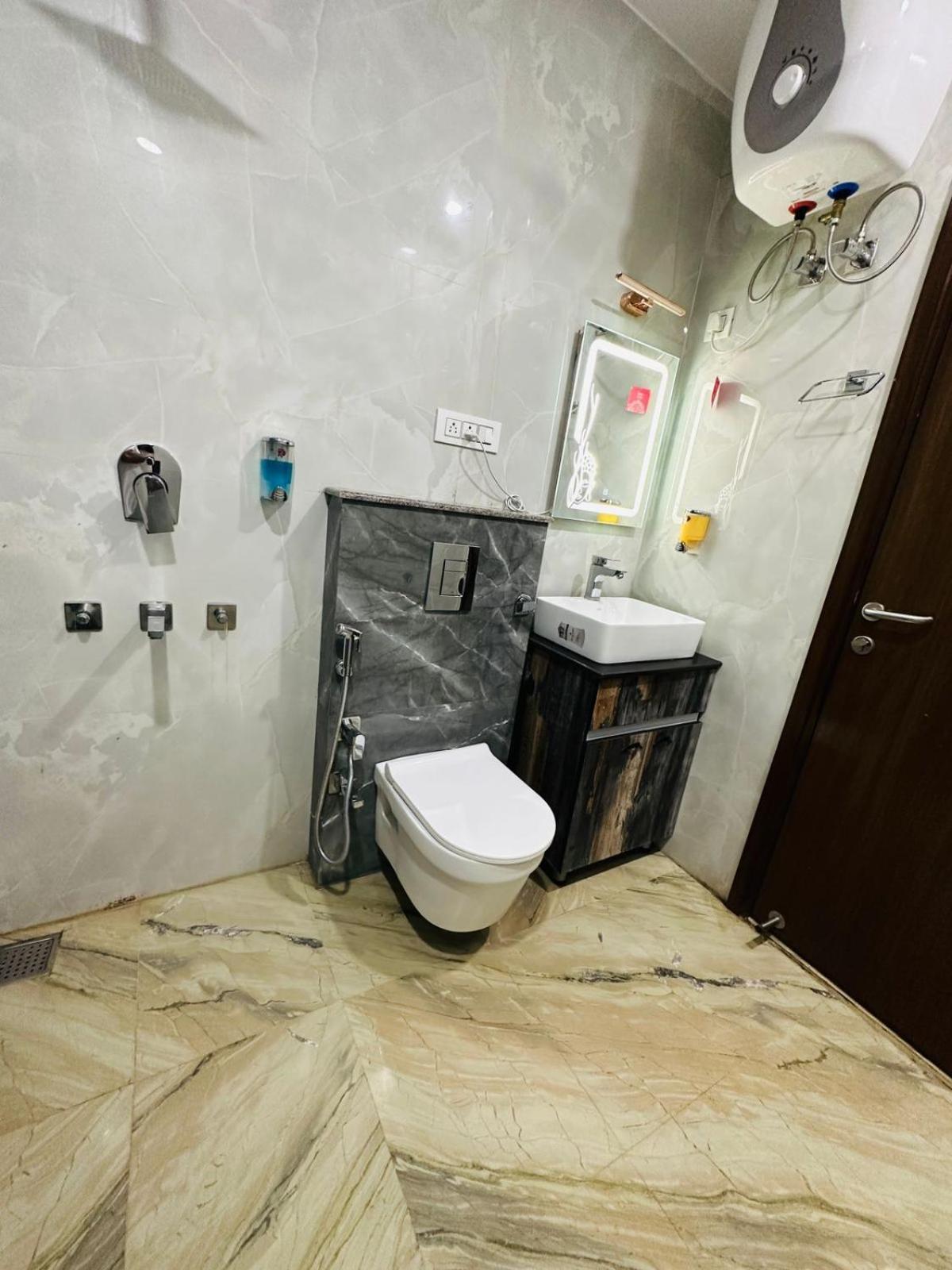 Hotel Samrat Residency 10 Mints Walking Distance Nizamuddin Railway Station New Delhi Ngoại thất bức ảnh